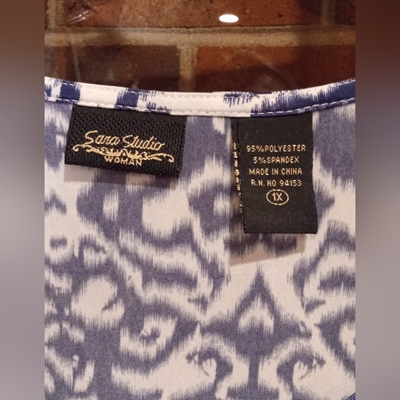 Sara Studio woman Beautiful design navy blue size 1X has some stretch to it - Picture 3 of 6